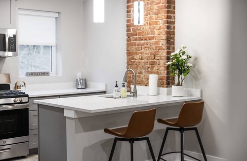 Millvale Apartment | Top-Floor Loft Style Apt Near Downtown PGH | Queen Hotel Bed | Full Kitchen | Modern Comfort