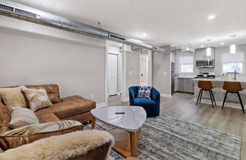 Millvale Apartment | Top-Floor Loft Style Apt Near Downtown PGH | Queen Hotel Bed | Full Kitchen | Modern Comfort