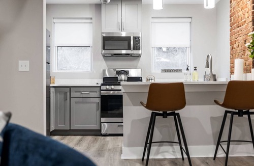Millvale Apartment | Top-Floor Loft Style Apt Near Downtown PGH | Queen Hotel Bed | Full Kitchen | Modern Comfort