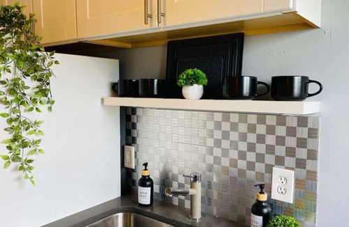 Kamm's Corners Apartment | TopUnit Floor Near Airport One bedroom