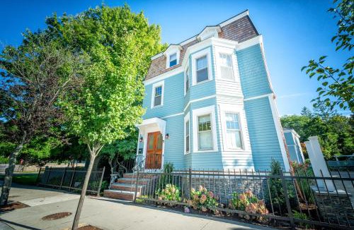 Cliff Walk Bed & Breakfast | Town & Tide Inn