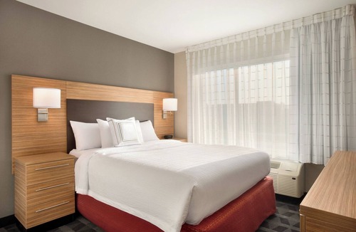 Grafton Hotel | TownePlace Suites by Marriott Milwaukee Grafton