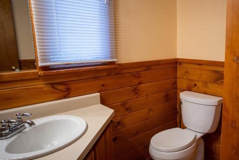 Babbitt House | Traditional Cabin - Family Favorite - Parking - Smart TV - Wi-Fi CB08