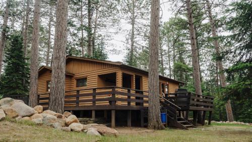 Babbitt House | Traditional Cabin - Family Favorite - Parking - Smart TV - Wi-Fi CB08