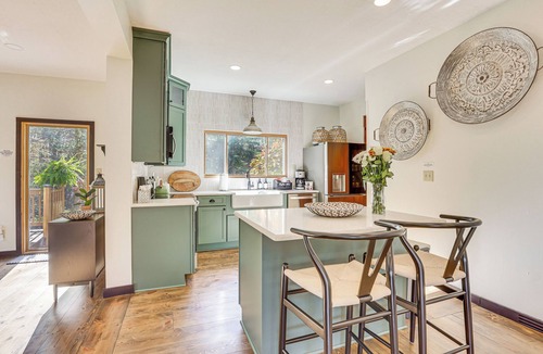 Cuyahoga Falls House | Trails, Wine & Events! Cuyahoga Falls Retreat