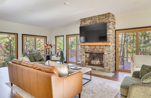 Cuyahoga Falls House | Trails, Wine & Events! Cuyahoga Falls Retreat
