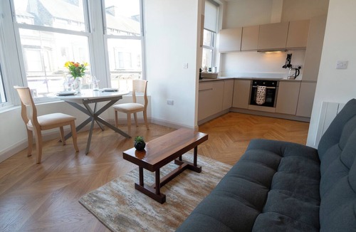 Harrogate City Centre Apartment | Train Station View - Mondern Flat convient for Harrogate Historical Town Center
