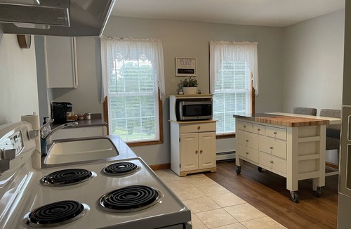 Thomaston House | Tranquil Farmhouse Retreat
