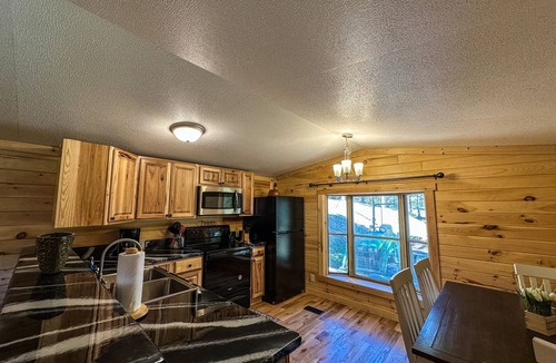 Nelsonville Cabin | Tranquil Turkey Ridge Cabin w/Private Hot Tub