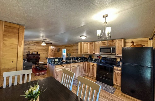 Nelsonville Cabin | Tranquil Turkey Ridge Cabin w/Private Hot Tub