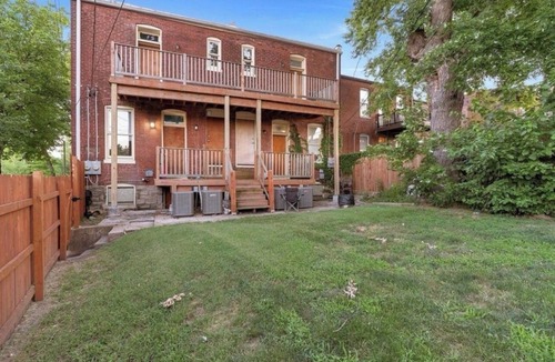 Benton Park House | Travel nurse/short term rental 2-bedroom townhome with AC, WiFi in Soulard