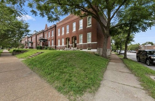 Benton Park House | Travel nurse/short term rental 2-bedroom townhome with AC, WiFi in Soulard