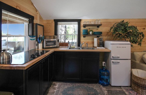 Dalton House | Travelers Haven: Cozy Romantic Log Cabin, Fire Pit, AC, Gas Grill, Dog Included, FAST WiFi,