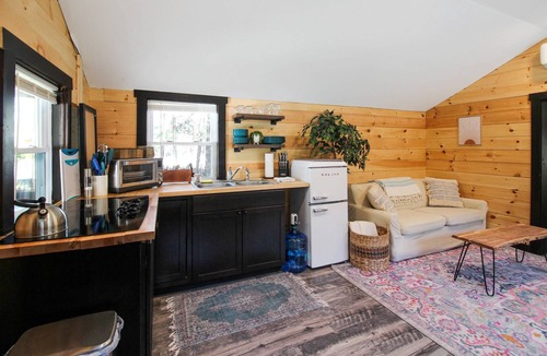 Dalton House | Travelers Haven: Cozy Romantic Log Cabin, Fire Pit, AC, Gas Grill, Dog Included, FAST WiFi,