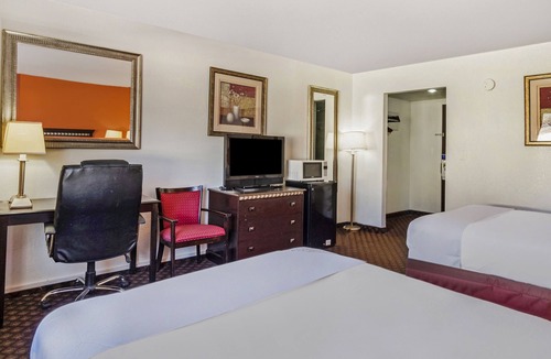 Dodge City Hotel | Travelodge by Wyndham Dodge City KS