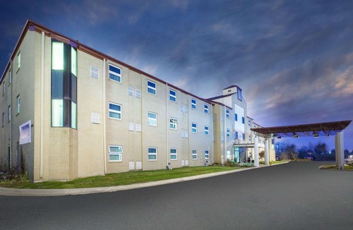 Romulus Hotel | Travelodge by Wyndham Romulus Detroit Airport