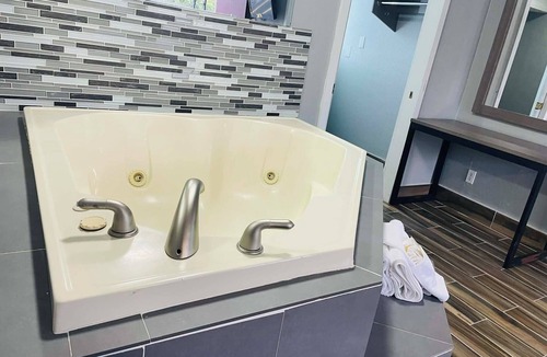 Sellersburg Hotel | Travelodge by Wyndham Sellersburg/Louisville North