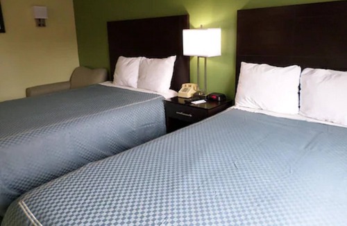Lakewood Hotel | Travelodge by Wyndham Cleveland Lakewood
