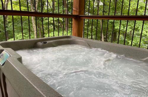 Millersburg House | Treehouse #8 by Amish Country Lodging