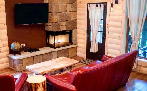 Millersburg House | Treehouse #8 by Amish Country Lodging