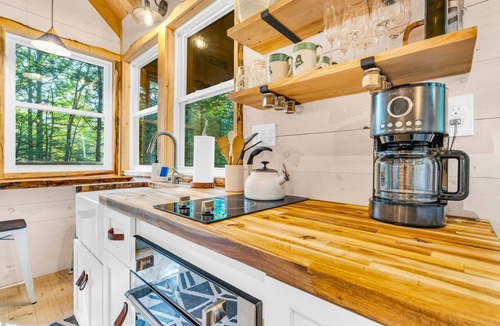 Bryant Pond Cabin | Treehouse With Hot Tub Close to Sunday River!