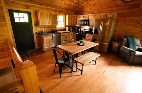 Logan Cabin | Treetop Escape | Hiking, Hot Tub, Movie Theater & 5 Private Acres