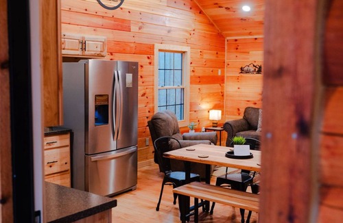 Logan Cabin | Treetop Escape | Hiking, Hot Tub, Movie Theater & 5 Private Acres