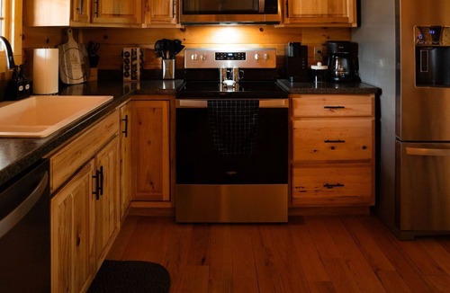 Logan Cabin | Treetop Escape | Hiking, Hot Tub, Movie Theater & 5 Private Acres