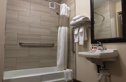 Jeffersontown Hotel | Triple Crown Inn