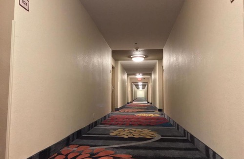 Jeffersontown Hotel | Triple Crown Inn