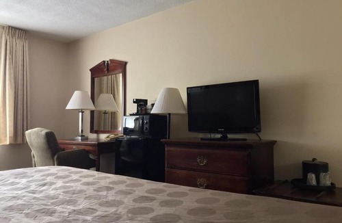 Jeffersontown Hotel | Triple Crown Inn
