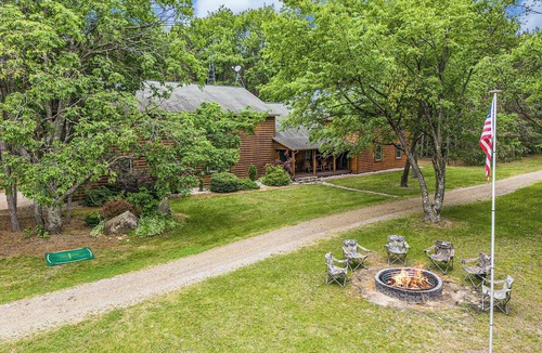 Hart Cabin | Trophy Timber Lodge | 90 acres | Sleeps 17
