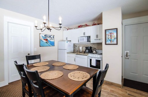 Boyne Falls Ski Chalet | Tucked Away: Steps to Lift: Sleeps 6