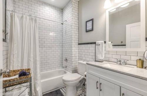 Tulsa House | Tulsa Boho Bungalow | King Bed Near Dtwn EXPO TU
