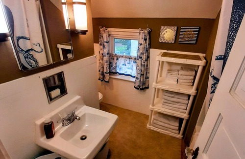 Ashtabula Cottage | Tuscan-like Terraces Overlook Lake Erie Sunsets