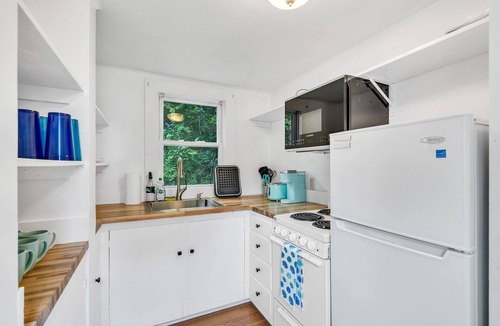 Hyannis Cottage | Twin Cape Cottages 🏡 Walk to Beach/Town/Ferries, Yard, Outdoor Shower!
