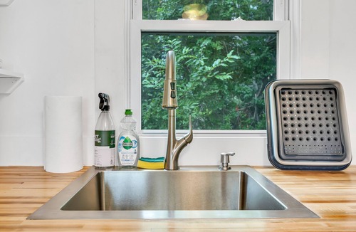 Hyannis Cottage | Twin Cape Cottages 🏡 Walk to Beach/Town/Ferries, Yard, Outdoor Shower!