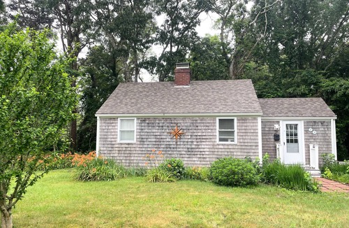 Hyannis Cottage | Twin Cape Cottages 🏡 Walk to Beach/Town/Ferries, Yard, Outdoor Shower!