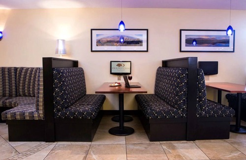 South Portland Hotel | Two Family Ready Room | Free Breakfast and Parking | Free Airport Shuttle