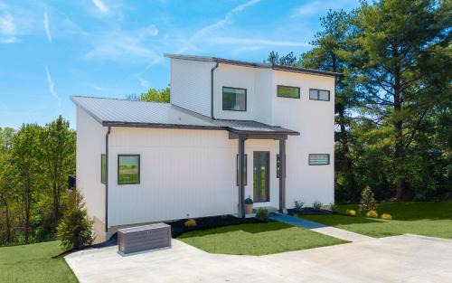 Williamstown House | Two Homes with Hot Tubs near Ark Encounter