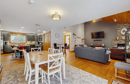 Bartlett House | Two-level Townhome with Gas Fireplace, Deck, and Grill - Amazing Location