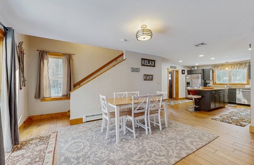 Bartlett House | Two-level Townhome with Gas Fireplace, Deck, and Grill - Amazing Location