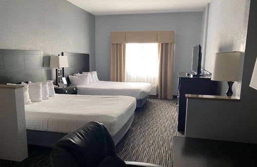 Houghton Lake Hotel | Two Queen Beds w/Lake View | Free Breakfast | Pool, Jacuzzi, & Lake Access