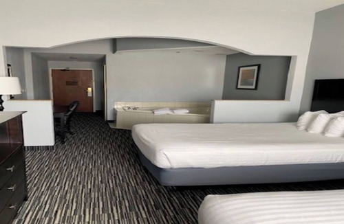 Houghton Lake Hotel | Two Queen w/Bunk Beds | Free Breakfast | Direct Pool w/Slide & Jacuzzi Access