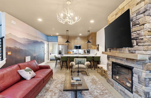 Talbot's Corner House | Two Stylish Homes + Hot Tub + Rooftop Lounge + Skyline Views + Near Broadway