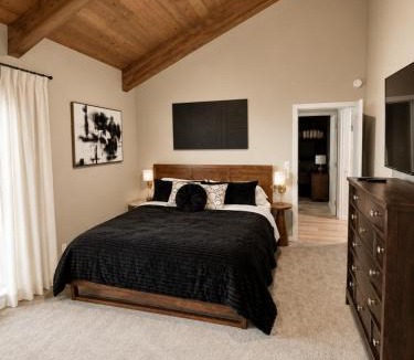 South Tulsa House | Ultimate Family Getaway-Sleeps 18