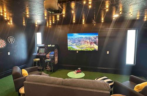 Quail Creek House | Ultimate Game Night Getaway Hot Tub, Arcade & Fun