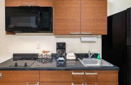 Sioux Falls Hotel | Ultimate Pet-Friendly 2 Room w/Cooking Setup Minutes from Empire Mall - 0.5mi