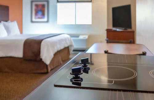 Sioux Falls Hotel | Ultimate Pet-Friendly 2 Room w/Cooking Setup Minutes from Empire Mall - 0.5mi