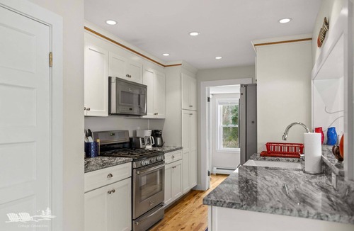 East Boothbay House | Unwind by the Bay: Pet-Friendly and Linekin Bay Views!